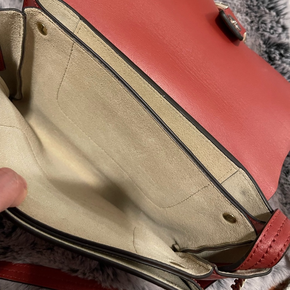 Color: Brown
Height: 6.25"
Width: 9.5"
Shoulder Strap Drop: 22"
Depth: 1.75"